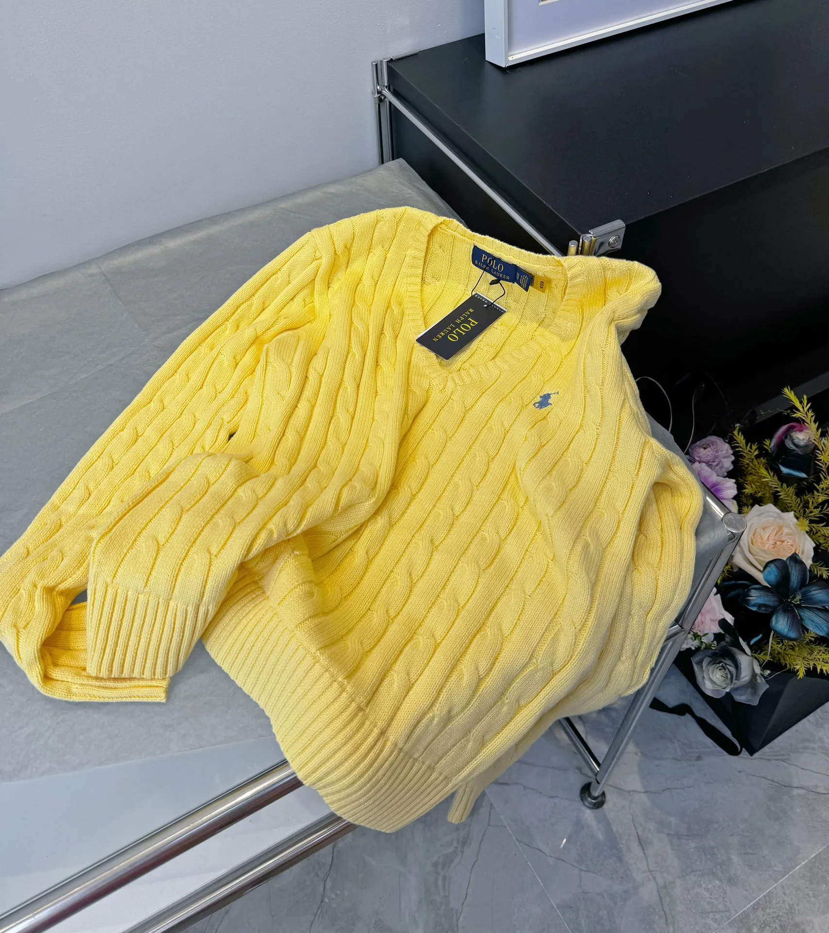 🅿️220 Style number: L04 (chick yellow) Ralph Lauren RL classic war horse logo embroidered cable pattern twist button V-neck knitted sweater on the chest, same style for men and women, 9 colors Color: beige, navy, black, chick yellow, sky blue, khaki, red, gray, purple Size: XSSML M Shoulder Width 36 Clothes Length 58 Bust 44 L Shoulder Width 37 Clothes Length 60 Bust 46 Soft and glutinous🧶🫶The style is a very classic cable sweater American retro college style Perfect hand comfort. It is a must-have item for spring, autumn and winter wardrobes. It looks great when worn alone or layered as an inner wear. High-density LOGO embroidery on the chest, and original customization of tag accessories. Made of pure cotton yarn 🧶 blended with wool, pure cotton is skin-friendly and comfortable, small label war horse embroidered twist turtleneck sweater 🐎 high quality. Follow the blogger to learn how to wear it! Let’s get a Ralph Lauren cable sweater. It’s a super hard-to-find series after it became popular. It’s hard to find one on the official website. It’s simple and practical to wear, with a lazy and loose feel. The thickened fabric has a more texture, soft and delicate feel, and a loose fit. Whether worn alone or layered, you can wear different styles of fashion with just one piece. ⚠️Contains wool products🦙 Pay attention to the washing method to avoid shrinkage